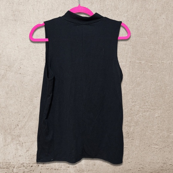 Tres Bien Sleeveless Top - Picture 2 of 4